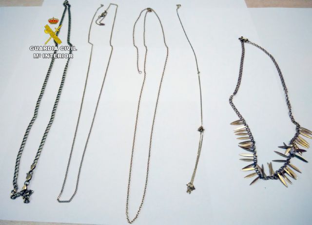 La Guardia Civil detiene a una experimentada delincuente por el robo de joyas en un domicilio