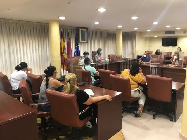 La alcaldesa y la edil de Educación se reúnen con las AMPAS para tratar cuestiones sobre el inicio del curso escolar