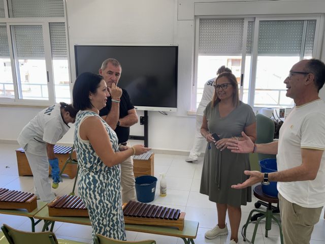 Los servicios de limpieza y jardinería ultiman los trabajos de puesta a punto de los colegios aguileños un año más