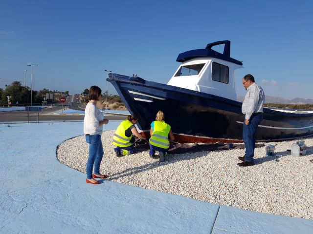 Finalizan los trabajos de pintura de la rotonda de acceso a Águilas ubicada en la RM-333