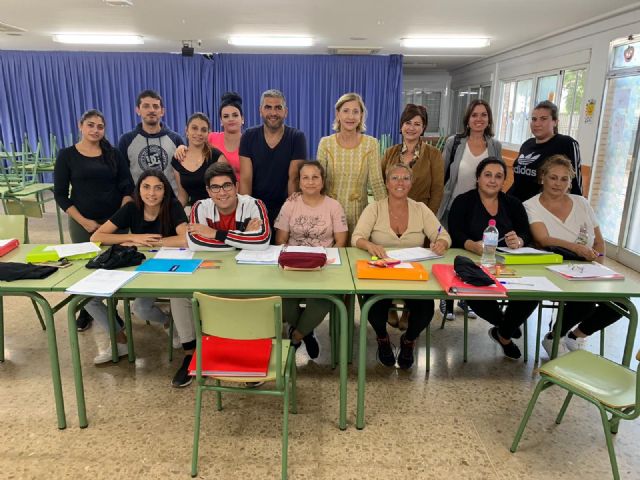 La edil de Política Social visita a los participantes del Proyecto de Intervención para la inserción socio-laboral y promoción educativa y sanitaria del colectivo gitano