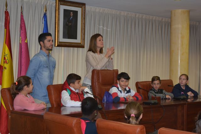 Los alumnos del colegio Ciudad del Mar visitan el Ayuntamiento