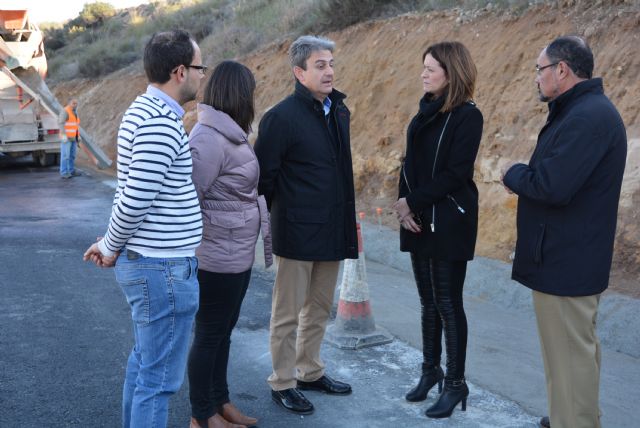 La alcaldesa y el director general visitan las obras de la carretera que une Águilas con la provincia de Almería