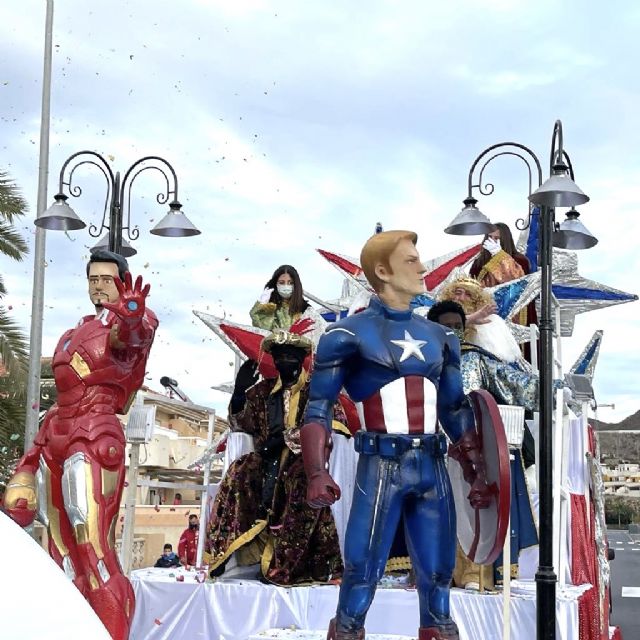 Los Magos de Oriente reparten ilusión por las calles de Águilas en la víspera del Día de Reyes