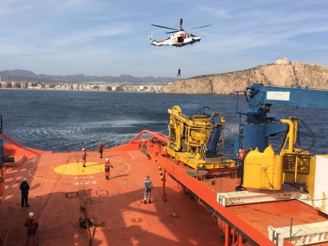 La Comunidad participa en un ejercicio de rescate de náufragos organizado por Salvamento Marítimo en Águilas