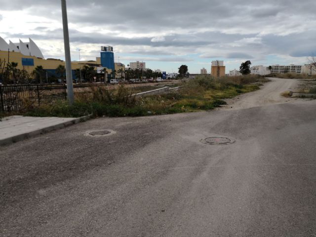 Vecinos de los Jardines piden a Ciudadanos ayuda ante la pasividad del Ayuntamiento para resolver problemas de la urbanización