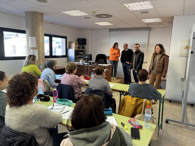 La alcaldesa visita a los participantes en los distintos cursos formativos puestos en marcha por el Ayuntamiento