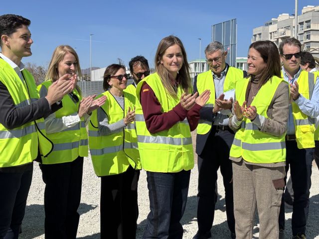La vicepresidenta Aagesen visita en Águilas el terreno del futuro Centro de Producción de Especies Marinas y la desalinizadora