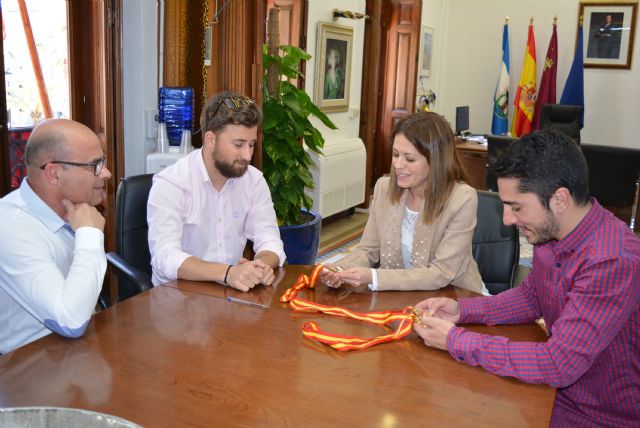 La alcaldesa y el edil de Deportes reciben al campeón de España de tiro con arco
