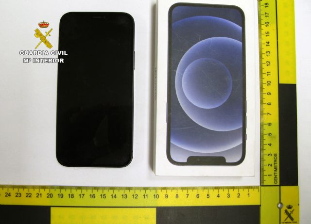 La Guardia Civil desmantela un grupo criminal que usurpó los datos de una vecina de Águilas para comprar teléfonos y contratar servicios de Internet