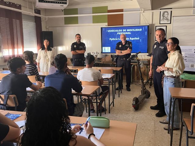 Educación y Policía Local llevan a los institutos de la localidad una campa&ntilde;a informativa sobre el uso de vehículos de movilidad personal