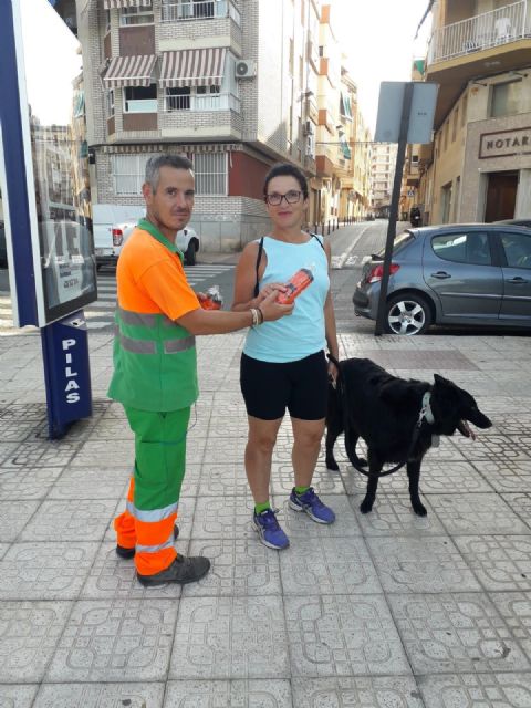 El Ayuntamiento lleva repartidos más de 5.000 botellines para eliminar los orines de mascotas de la vía pública