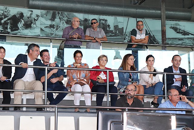 Los candidatos del PP al Congreso y al Senado visitan la lonja de pescadores para trasladar su apoyo frente a la previsión de rebaja de los fondos europeos