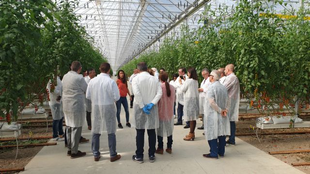 Looije abre las puertas de sus nuevos invernaderos en Águilas