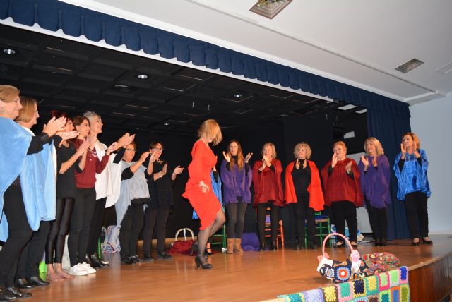 La concejalía de Igualdad clausura los actos del 25N con la representación teatral La vida en un tejío