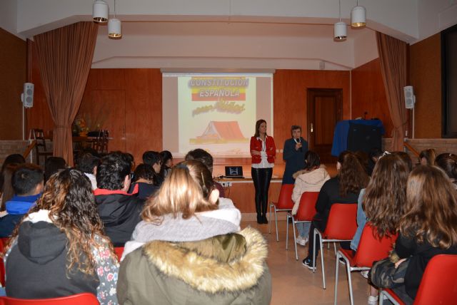 La primera edil aguileña imparte una charla sobre la Constitución al alumnado del colegio María Inmaculada