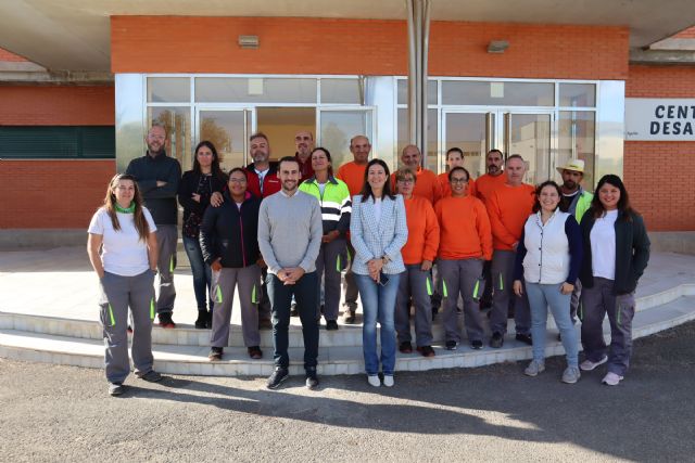 La alcaldesa y el edil de Desarrollo Económico y Formación visitan a los alumnos del PMEF de mayores 'Águilas más limpia'