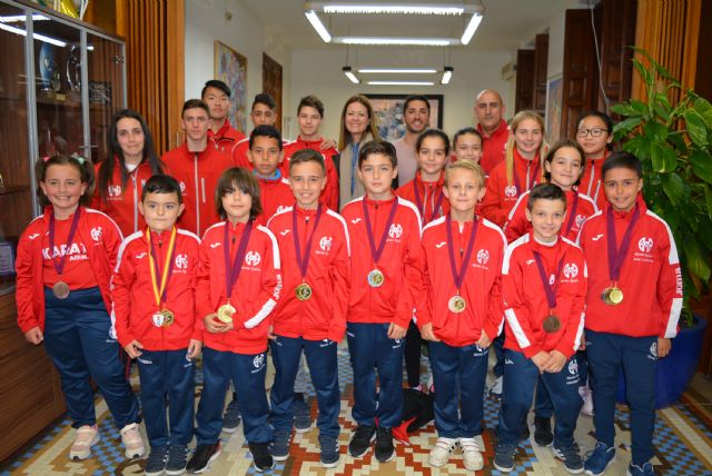 La alcaldesa recibe a los integrantes del Club Kárate tras los éxitos cosechados en el Campeonato Regional Infantil y Senior