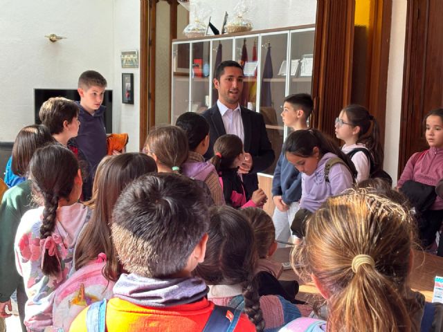 Alumnos del CEIP El Rubial visitan el Ayuntamiento de Águilas