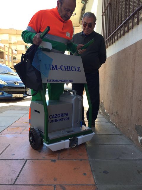 El servicio de limpieza estrena una máquina para eliminar los chicles del suelo