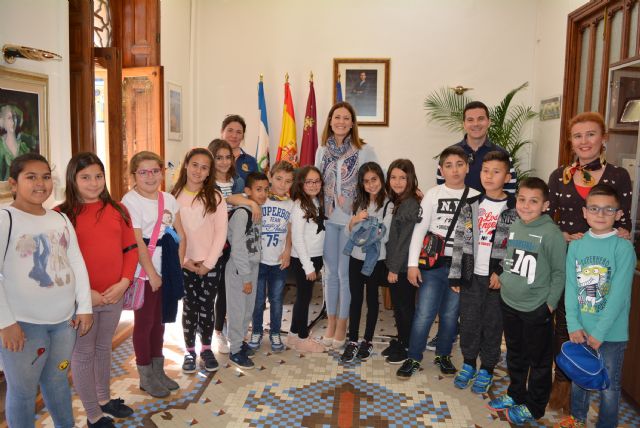 Los escolares del colegio Nuestra Señora de los Dolores visitan el Ayuntamiento