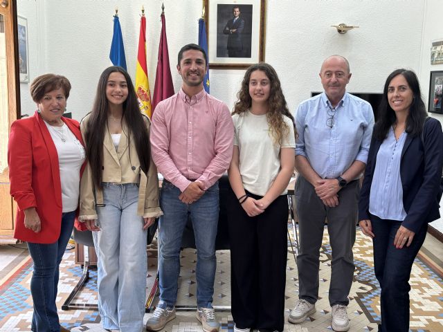 El Ayuntamiento recibe a dos alumnas del IES Europa distinguidas con prestigiosas becas educativas
