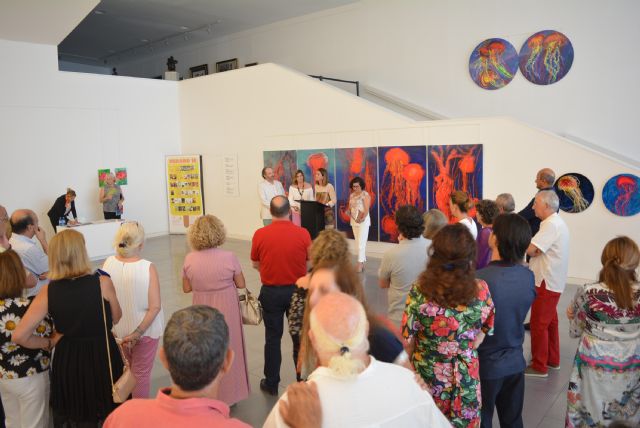 El Auditorio de Águilas acoge hasta el próximo día 31 una colorista exposición de Muher