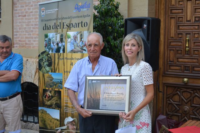 Los artesanos esparteros exhiben en la plaza de España una muestra de sus trabajos