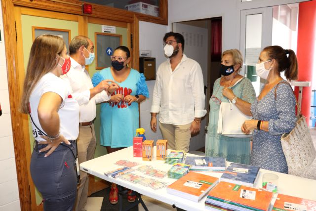 El Partido Popular participa en la campaña de recogida de material escolar organizada por Cruz Roja Águilas