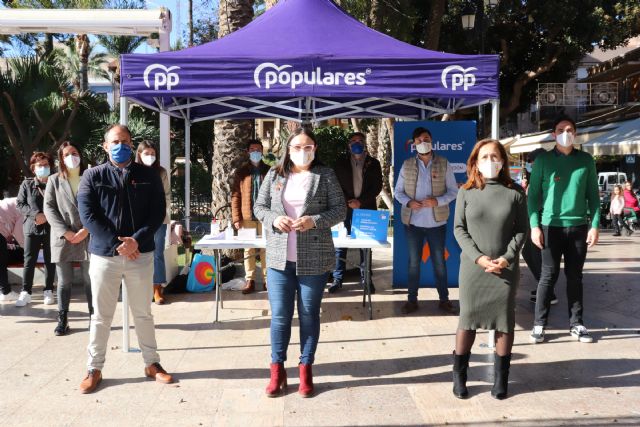 El Partido Popular de Águilas recoge firmas contra la Ley Celaá