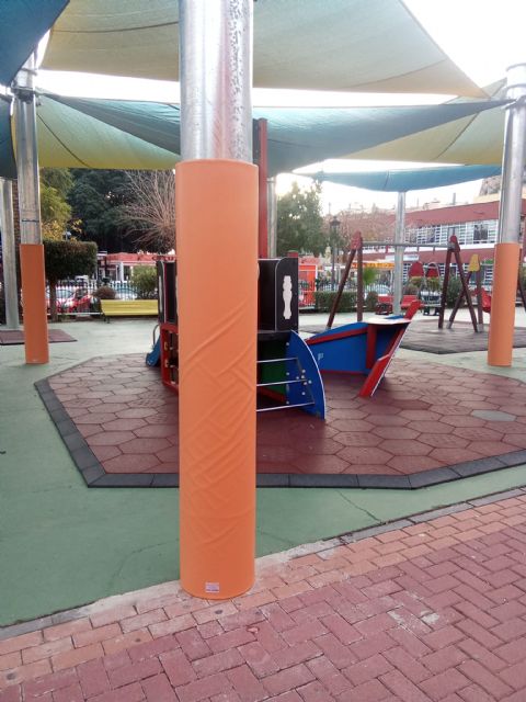 Ya se han instalado las superficies acolchadas sobres las estructuras de sombraje de Robles Vives