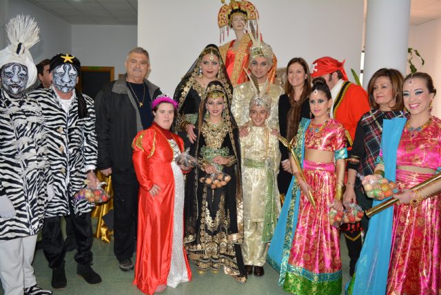 Don Carnal y Doña Cuaresma reciben en el Centro Ocupacional Urci sus armas para la Batalla