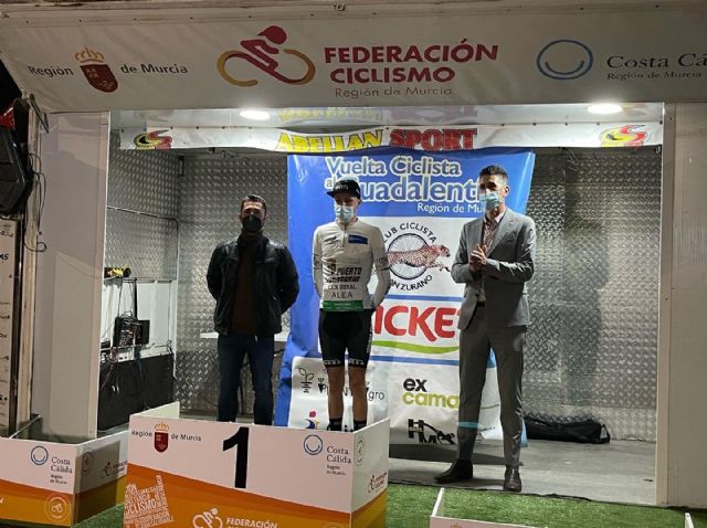 Abel Barderstone se alza con el trofeo en memoria del ciclista aguileño Julián Hernández Zaragoza