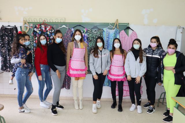 La alcaldesa y la edil de Igualdad visitan el curso de costura dirigido a mujeres gitanas