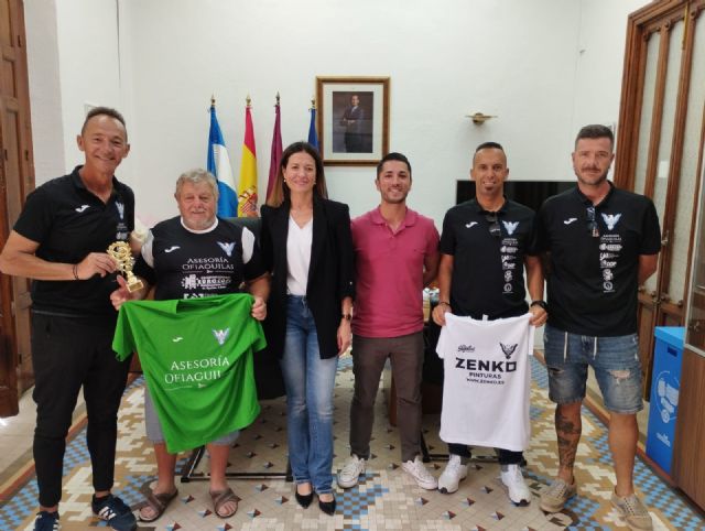 El equipo Marina de Cope de Águilas de Fútbol, tercer clasificado en el Torneo Internacional de Fútbol Veteranos 'Ciudad de la Alhambra' llevado a cabo en Granada