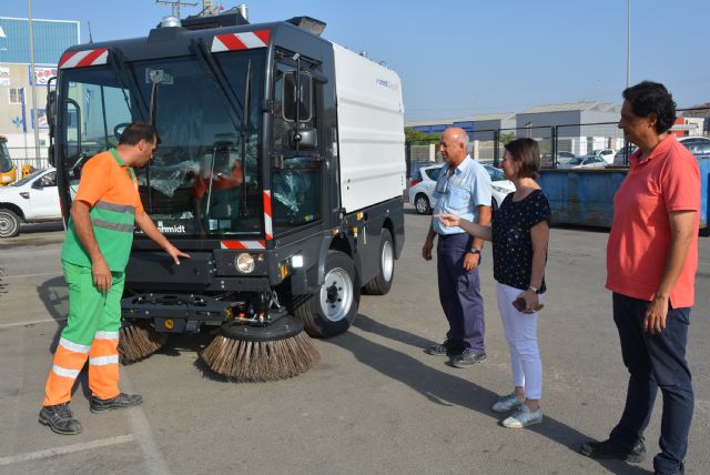 La empresa concesionaria de limpieza presenta la nueva flota de barredoras mecánicas