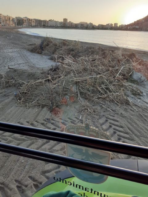 Las playas se recuperan lentamente tras los destrozos de las lluvias de la pasada semana