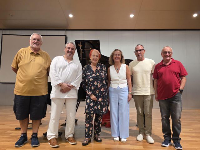 Jorge Gil Zulueta conquista al público de Águilas con un viaje musical entre valses, habaneras y ragtime