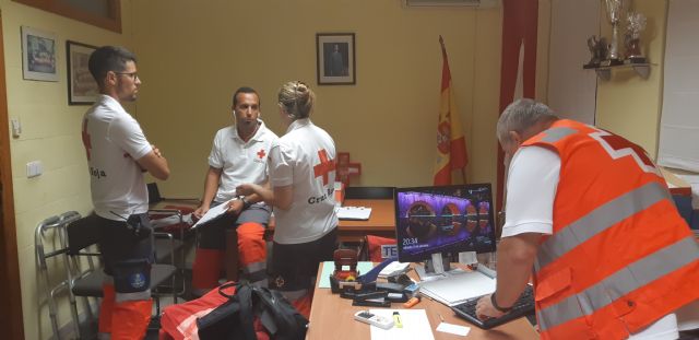 El E.R.I.E de Ayuda Humanitaria al Inmigrante asiste en Águilas a los 15 ocupantes de una patera