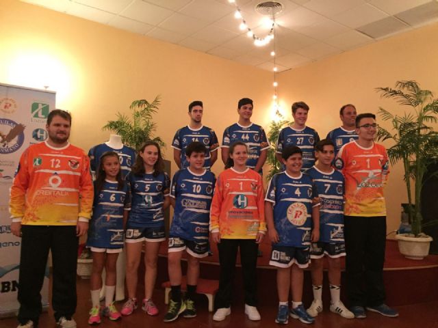 El Club de Balonmano Águilas presenta la nueva equipación del equipo