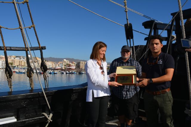 La Nao Victoria, réplica de uno de los navíos más famosos de la historia, llega al puerto de Águilas