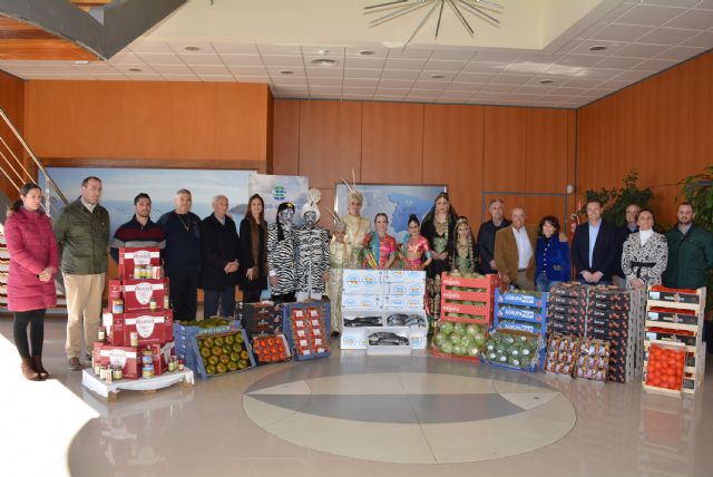 Los personajes del Carnaval reciben su peso en productos de la tierra