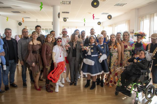 Los usuarios del Centro Ocupacional Urci entregan a Don Carnal y Doña Cuaresma 2024 'las armas' para la gran batalla