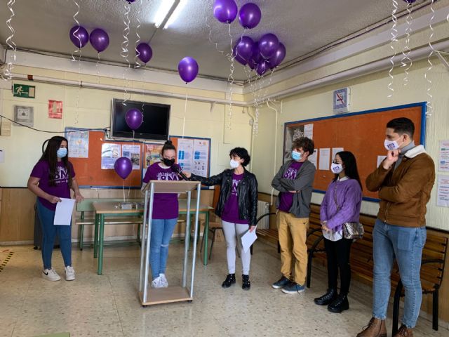 Globos morados por el 8M