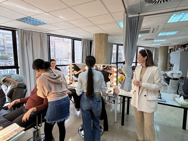 La alcaldesa visita a los alumnos de los distintos cursos de formación organizados por el Ayuntamiento de Águilas