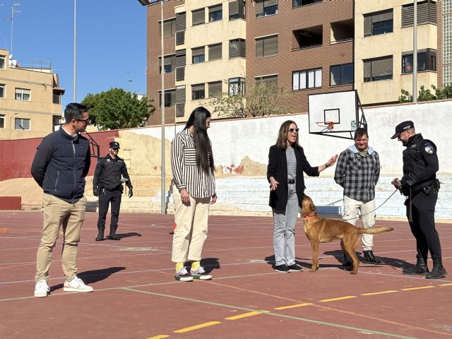 La unidad canina de la Policía Local participa en una exhibición en el colegio San Juan de las Águilas