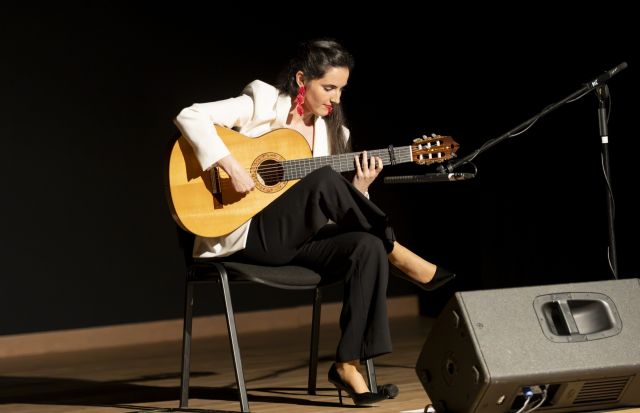Teresa Jiménez rinde homenaje a Paco Rabal con un multitudinario concierto de guitarra flamenca