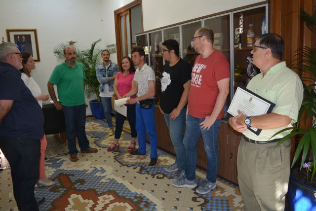 La alcaldesa y el edil de desarrollo local y formación hacen entrega de los diplomas del curso 'Iniciación Google maps y creación de correos electrónicos'