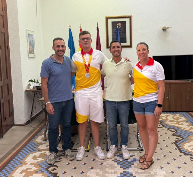 El Ayuntamiento recibe al jugador aguile&ntilde;o Juan Pedro López Leiva tras proclamarse subcampeón de Espa&ntilde;a de balonmano playa con la selección murciana