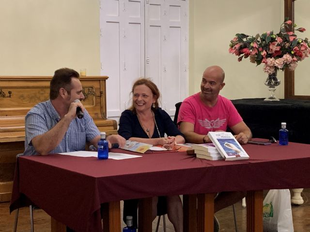 María Seng presenta en Águilas su libro 'Por encima del péndulo'